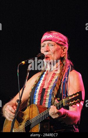 Willie Nelson, 68, tritt mit seiner berühmten Martin N-20 Gitarre „Trigger“ während eines Konzerts der Kentucky State Fair im Cardinal Stadium am Dienstag, den 21. August 2001 in Louisville, Jefferson County, KY, auf. USA. Der multitalentierte Sänger, Songwriter, Instrumentalist, Schauspieler und politische Aktivist war ein Pionier der ikonoklastischen Bewegung „Outlaw Country“, ein Subgenre der Country-Musik, die sich Ende der 1960er Jahre als Alternative zum konservativeren „Nashville Sound“ entwickelte, der die Branche damals dominierte. (APEX MediaWire Foto von Billy Suratt) Stockfoto