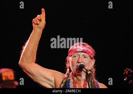 Willie Nelson, 68, tritt am Dienstag, den 21. August 2001, bei einem Konzert der Kentucky State Fair im Cardinal Stadium in Louisville, Jefferson County, KY, auf. USA. Der multitalentierte Sänger, Songwriter, Instrumentalist, Schauspieler und politische Aktivist war ein Pionier der ikonoklastischen Bewegung „Outlaw Country“, ein Subgenre der Country-Musik, die sich Ende der 1960er Jahre als Alternative zum konservativeren „Nashville Sound“ entwickelte, der die Branche damals dominierte. (APEX MediaWire Foto von Billy Suratt) Stockfoto