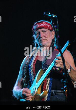 Willie Nelson, 68, tritt mit einer Robin Virtuoso kopflosen Gitarre während eines Kentucky State Fair-Konzerts im Cardinal Stadium am Dienstag, den 21. August 2001 in Louisville, Jefferson County, KY, auf. USA. Der multitalentierte Sänger, Songwriter, Instrumentalist, Schauspieler und politische Aktivist war ein Pionier der ikonoklastischen Bewegung „Outlaw Country“, ein Subgenre der Country-Musik, die sich Ende der 1960er Jahre als Alternative zum konservativeren „Nashville Sound“ entwickelte, der die Branche damals dominierte. (APEX MediaWire Foto von Billy Suratt) Stockfoto