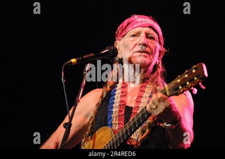 Willie Nelson, 68, tritt mit seiner berühmten Martin N-20 Gitarre „Trigger“ während eines Konzerts der Kentucky State Fair im Cardinal Stadium am Dienstag, den 21. August 2001 in Louisville, Jefferson County, KY, auf. USA. Der multitalentierte Sänger, Songwriter, Instrumentalist, Schauspieler und politische Aktivist war ein Pionier der ikonoklastischen Bewegung „Outlaw Country“, ein Subgenre der Country-Musik, die sich Ende der 1960er Jahre als Alternative zum konservativeren „Nashville Sound“ entwickelte, der die Branche damals dominierte. (APEX MediaWire Foto von Billy Suratt) Stockfoto