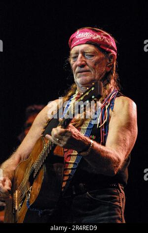 Willie Nelson, 68, tritt mit seiner berühmten Martin N-20 Gitarre „Trigger“ während eines Konzerts der Kentucky State Fair im Cardinal Stadium am Dienstag, den 21. August 2001 in Louisville, Jefferson County, KY, auf. USA. Der multitalentierte Sänger, Songwriter, Instrumentalist, Schauspieler und politische Aktivist war ein Pionier der ikonoklastischen Bewegung „Outlaw Country“, ein Subgenre der Country-Musik, die sich Ende der 1960er Jahre als Alternative zum konservativeren „Nashville Sound“ entwickelte, der die Branche damals dominierte. (APEX MediaWire Foto von Billy Suratt) Stockfoto