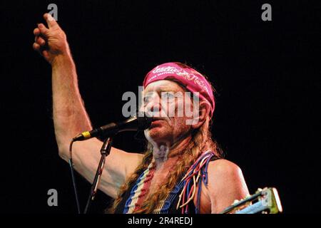 Willie Nelson, 68, tritt am Dienstag, den 21. August 2001, bei einem Konzert der Kentucky State Fair im Cardinal Stadium in Louisville, Jefferson County, KY, auf. USA. Der multitalentierte Sänger, Songwriter, Instrumentalist, Schauspieler und politische Aktivist war ein Pionier der ikonoklastischen Bewegung „Outlaw Country“, ein Subgenre der Country-Musik, die sich Ende der 1960er Jahre als Alternative zum konservativeren „Nashville Sound“ entwickelte, der die Branche damals dominierte. (APEX MediaWire Foto von Billy Suratt) Stockfoto