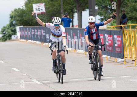 UCI-Weltmeisterschaft, Straßenrennen, Huntsville, Alabama, USA. 29. Mai 2023. Samantha Bosco und Shawn Morelli aus den Vereinigten Staaten überqueren gemeinsam die Ziellinie. Bosco gewinnt das Straßenrennen C4 für Frauen. Kredit: Casey B. Gibson/Alamy Live News Stockfoto