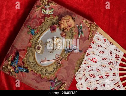 Antikes Buch Mit Bunten Edelsteinen. Märchenbuch Stockfoto