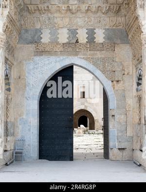 Blick durch das Haupttor zum offenen Innenhof des Sultanhanı Caravanserai, erbaut vom Architekten Muhammad ibn Khalwan al-Dimashqi in der Stockfoto