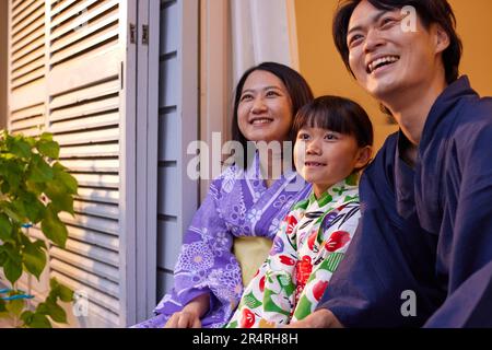 Japanische Familie zu Hause Stockfoto