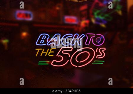 Vintage Neon Back to the 50s Sign in Rainy Restaurant Window Stockfoto