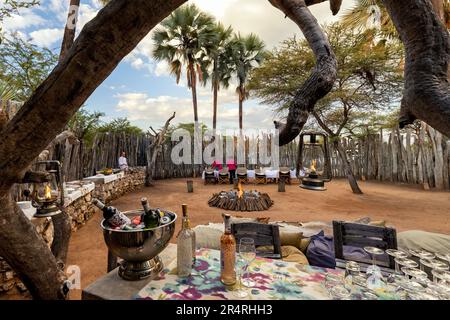 Speisen im Freien im Boma im Onguma Game Reserve, Namibia, Afrika Stockfoto