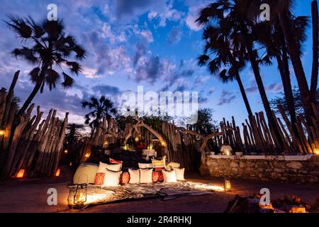 Luxuriöses Outdoor Dining im Boma im Onguma Game Reserve, Namibia, Afrika Stockfoto