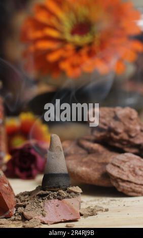 Desert Rose Rocks aus Oklahoma am Meditationstisch Stockfoto