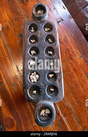 Traditionelles Mancala-Spiel im Onguma Bush Camp - Onguma Game Reserve, Namibia, Afrika Stockfoto