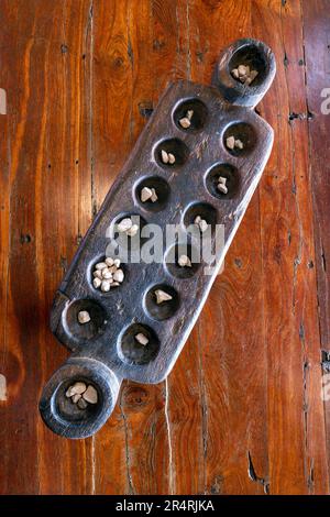 Traditionelles Mancala-Spiel im Onguma Bush Camp - Onguma Game Reserve, Namibia, Afrika Stockfoto