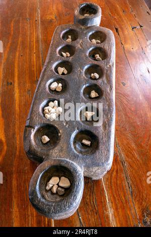 Traditionelles Mancala-Spiel im Onguma Bush Camp - Onguma Game Reserve, Namibia, Afrika Stockfoto