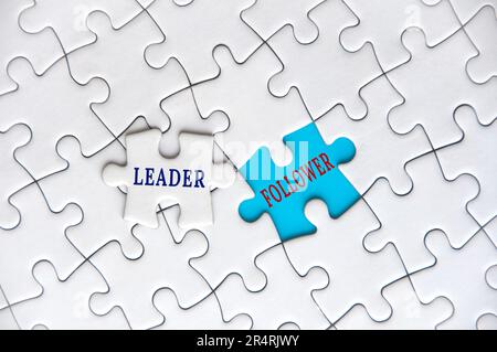 Text für Hinweislinie und Follower auf fehlendem Puzzle. Führungskonzept. Stockfoto
