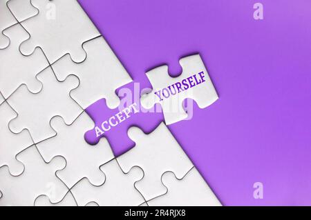 Akzeptiere deinen Text für das fehlende Puzzle. Motivationskonzept. Stockfoto