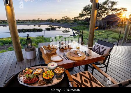 Frühstück im Freien im Onguma Camp Kala - Onguma Game Reserve, Namibia, Afrika Stockfoto