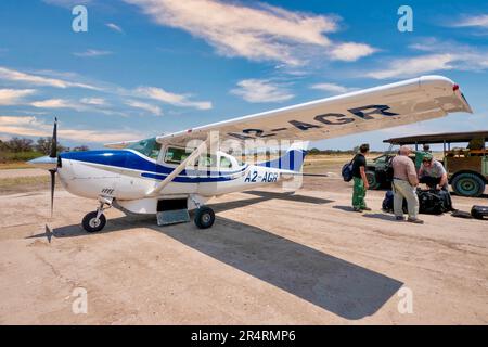 Nordbotswana - 30. September 2014. Ein kleines privates Charterflugzeug sitzt auf einem ländlichen Flugplatz und wartet darauf, Safarigäste aus dem Moremi Game zu transportieren Stockfoto