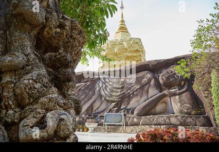 Wat Tham Phae Dan, ein einzigartiger Tempel auf einem Hügel in Thailands übersehener Provinz Sakon Nakhon Stockfoto