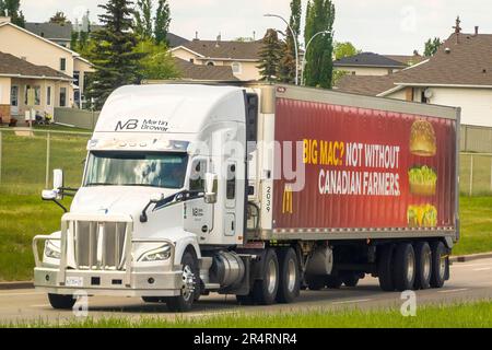 Calgary, Alberta, Kanada. Mai 29. 2023. Ein Semi Truck, der McDonalds-Produkte transportiert. Stockfoto