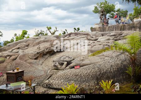 Wat Tham Phae Dan, ein einzigartiger Tempel auf einem Hügel in Thailands übersehener Provinz Sakon Nakhon Stockfoto