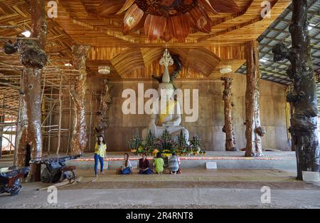 Wat Tham Phae Dan, ein einzigartiger Tempel auf einem Hügel in Thailands übersehener Provinz Sakon Nakhon Stockfoto