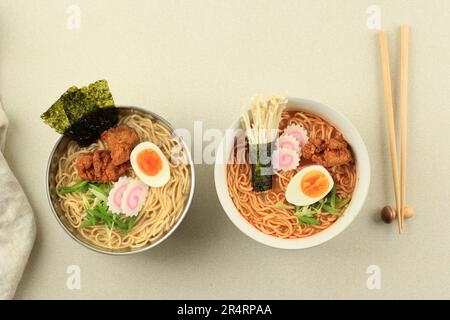 Two Bowl Tori Karaage Ramen mit gekochtem Ei, Nori und Narutomaki Topping Stockfoto