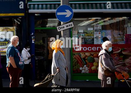 Datei Foto vom 01/06/2020 von Käufern, die Gesichtsmasken tragen, beobachten soziale Distanzierung, während sie sich für einen Laden in East London anstellen, nach der Einführung von Maßnahmen, um England aus der Abriegelung zu holen. Die Möglichkeit, dass das Covid-Virus aus einem Labor ausgelaufen ist, sollte nicht ausgeschlossen werden, sagte ein ehemaliger führender chinesischer Regierungswissenschaftler. Ausgabedatum: Dienstag, 30. Mai 2023. Stockfoto