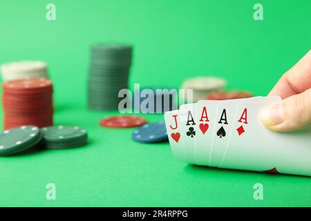 Person Poker spielen und Karten Stockfoto