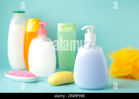 Sammlung verschiedener Beauty-Hygiene-Behälter auf blauem Hintergrund. Duschgel. Draufsicht Stockfoto