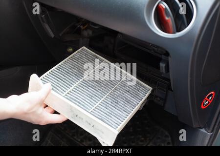 Austausch des AR-Fahrerhausfilters des Fahrzeugs. Austausch des neuen Luftfilters. Stockfoto