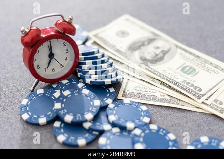 Dieses auffällige Bild von zwei Miniaturgeschäften, die Hand schütteln, könnte für die Börse, das Bankwesen, das Immobilienmanagement und das Vermögensmanagement verwendet werden. Die Stockfoto