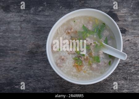 Gekochtes Schweinefleisch auf einem Holztisch Frühstück im thailändischen Stil am Morgen Stockfoto