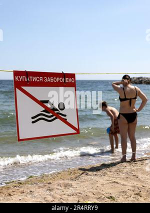 ODESSA, UKRAINE - 15. MAI 2023: "Schwimmen ist verboten"-Schild am Sandstrand der Stadt in Odessa während des russischen Angriffs auf die Ukraine. Schwimmen ist es Stockfoto