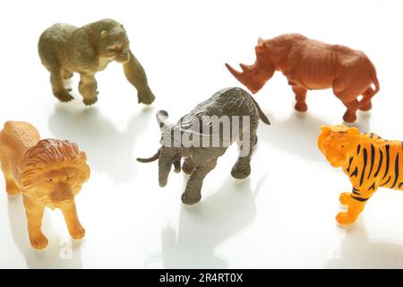 Modellspielzeug zur Sammlung von Tieren auf weißem Hintergrund. Der Zoo Stockfoto