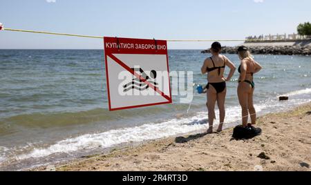 ODESSA, UKRAINE - 15. MAI 2023: "Schwimmen ist verboten"-Schild am Sandstrand der Stadt in Odessa während des russischen Angriffs auf die Ukraine. Schwimmen ist es Stockfoto