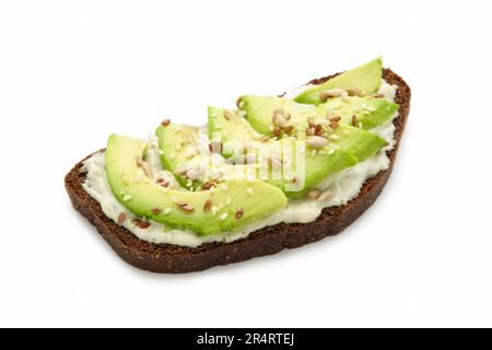 Avocado-Sandwich auf dunklem Roggenbrot mit frisch geschnittenen Avocados, isoliert auf weißem Hintergrund. Draufsicht Stockfoto