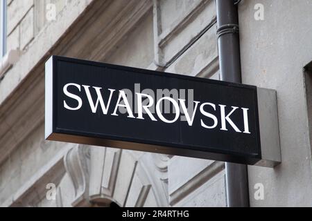 Bordeaux , Aquitaine Frankreich - 05 19 2023 : swarovski Logo Marke und Textschilder Shop an der Wand Fassade Ladeneingang Schmuck Stockfoto