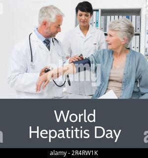 Zusammensetzung des World-Hepatitis-Day-Textes über einen Kaukasier-männlichen Arzt, der eine Patientin untersucht Stockfoto