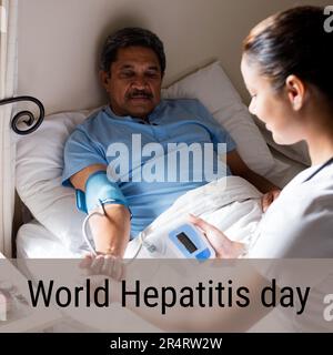 Zusammensetzung des World-Hepatitis-Day-Textes über eine birassische Ärztin, die männliche Patienten untersucht Stockfoto