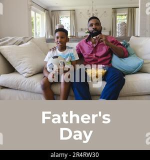 Zusammenstellung des Vatertags-Textes über einen afroamerikanischen Mann mit Sohn, der Fußball guckt Stockfoto
