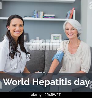 Zusammensetzung des World-Hepatitis-Day-Textes über eine Kaukasierin-Ärztin mit einer Patientin Stockfoto