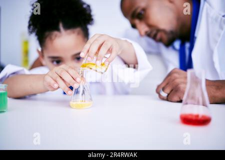 Wissenschaft, Experiment und Kind, das ein Projekt in einem Labor in Physik oder Chemie in der Schule macht. Wissen, Bildung und Mädchen, die an einem arbeiten Stockfoto