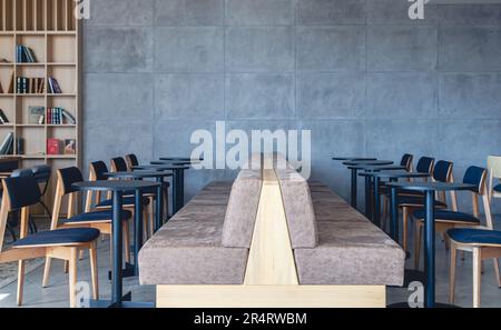 Inneneinrichtung eines modernen Cafés mit Sofas, Stühlen und Tischen. Stockfoto