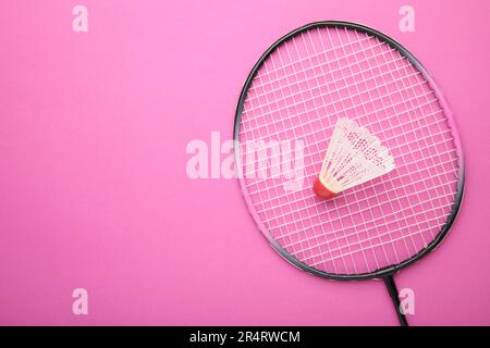 Shuttle- und Badmintonschläger auf pinkfarbenem Hintergrund. Draufsicht. Stockfoto