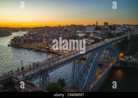 Dom Luiz Brücke über den Fluss douro in porto in portugal bei Nacht Stockfoto