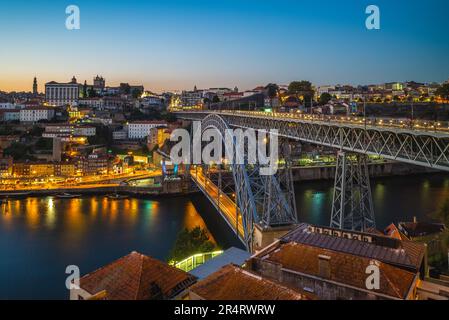 Dom Luiz Brücke über den Fluss douro in porto in portugal bei Nacht Stockfoto