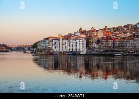 Luftaufnahme von Porto durch den Fluss Douro, Portugal Stockfoto