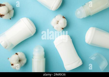 Weißes schweißhemmendes Deodorant mit Baumwolle auf blauem Hintergrund. Hautpflegekonzept. Speicherplatz kopieren Stockfoto