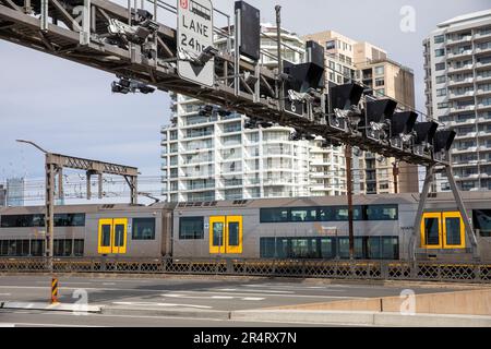 Sydney Zug nähert sich Milsons Point in der Nähe der Sydney Hafenbrücke, Sydney, NSW, Australien Stockfoto