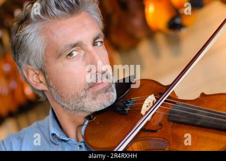 portait eines Mannes, der Geige spielt Stockfoto